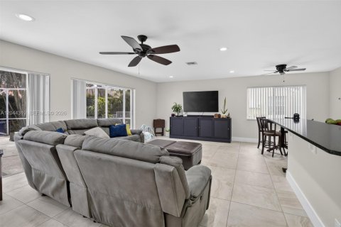 Casa en venta en Pembroke Pines, Florida, 5 dormitorios, 290.32 m2 № 2186364 - foto 16