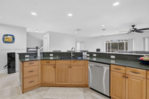 Casa en venta en Pembroke Pines, Florida, 5 dormitorios, 290.32 m2 № 2186364 - foto 15