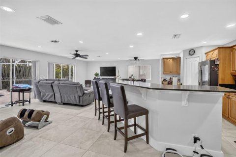 Casa en venta en Pembroke Pines, Florida, 5 dormitorios, 290.32 m2 № 2186364 - foto 11