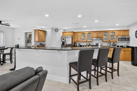 Casa en venta en Pembroke Pines, Florida, 5 dormitorios, 290.32 m2 № 2186364 - foto 17