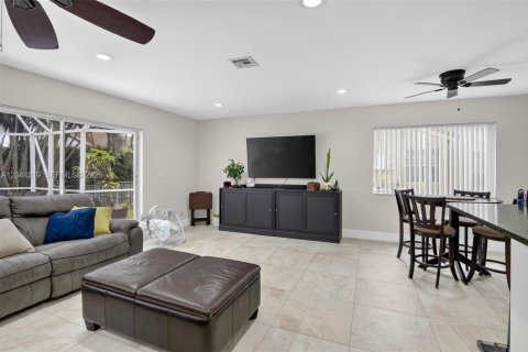 Casa en venta en Pembroke Pines, Florida, 5 dormitorios, 290.32 m2 № 2186364 - foto 20