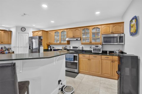 Casa en venta en Pembroke Pines, Florida, 5 dormitorios, 290.32 m2 № 2186364 - foto 12