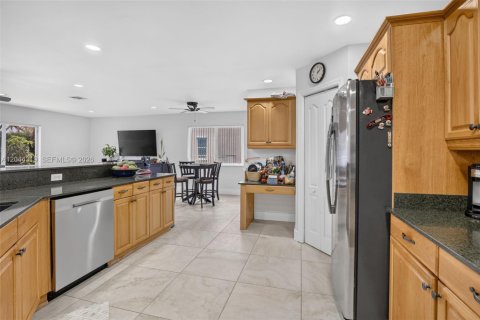 Casa en venta en Pembroke Pines, Florida, 5 dormitorios, 290.32 m2 № 2186364 - foto 13