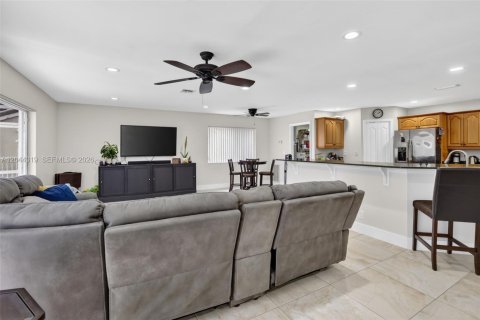 Casa en venta en Pembroke Pines, Florida, 5 dormitorios, 290.32 m2 № 2186364 - foto 19