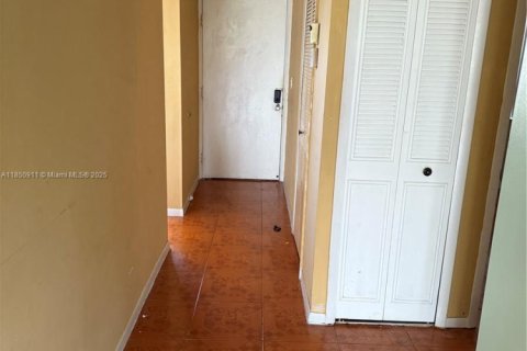 Condo in Lauderdale Lakes, Florida, 2 bedrooms  № 1855219 - photo 15