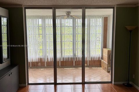 Condo in Lauderdale Lakes, Florida, 2 bedrooms  № 1855219 - photo 1