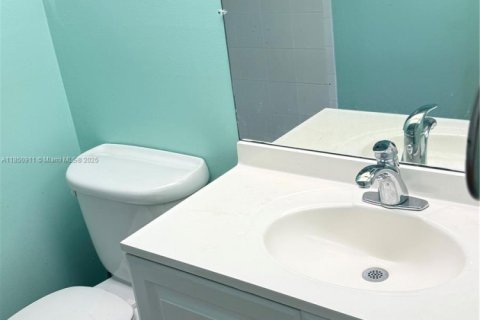 Condo in Lauderdale Lakes, Florida, 2 bedrooms  № 1855219 - photo 11