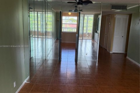 Condo in Lauderdale Lakes, Florida, 2 bedrooms  № 1855219 - photo 5