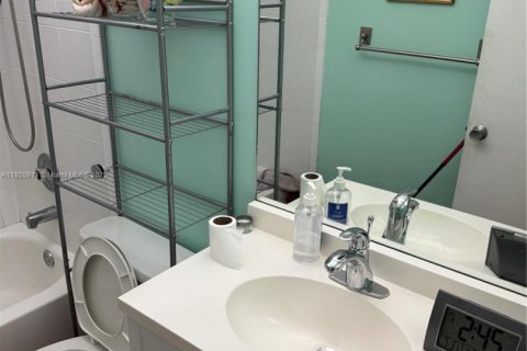 Condo in Lauderdale Lakes, Florida, 2 bedrooms  № 1855219 - photo 17
