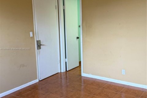 Condo in Lauderdale Lakes, Florida, 2 bedrooms  № 1855219 - photo 9