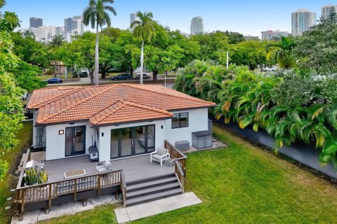 Villa ou maison à louer à Miami, Floride: 3 chambres, 148.64 m2 № 1937130 - photo 1