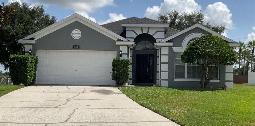 House in Clermont, Florida 3 bedrooms, 160.35 sq.m. № 2196445