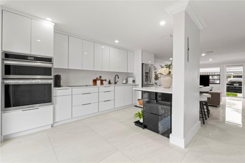 Townhouse in Miami, Florida 2 bedrooms, 108.14 sq.m. № 2052415 - photo 12