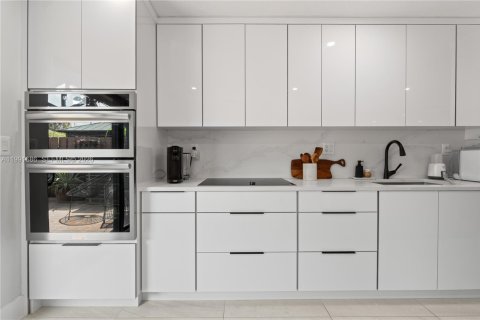 Townhouse in Miami, Florida 2 bedrooms, 108.14 sq.m. № 2052415 - photo 10