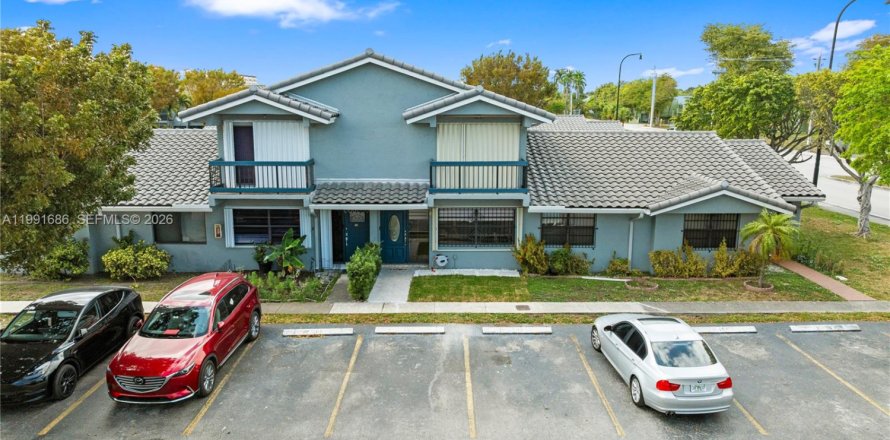 Townhouse in Miami, Florida 2 bedrooms, 108.14 sq.m. № 2052415