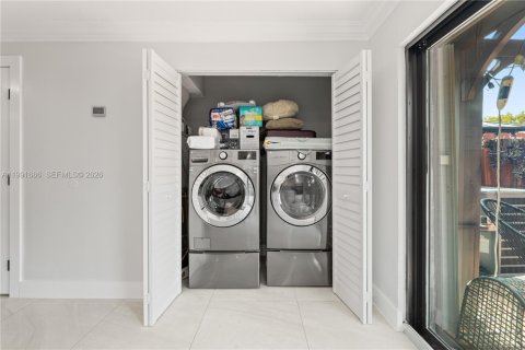 Townhouse in Miami, Florida 2 bedrooms, 108.14 sq.m. № 2052415 - photo 15