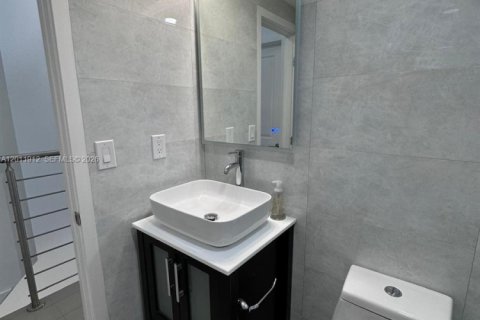 Condo in Miami, Florida, 2 bedrooms № 2074909 - photo 3