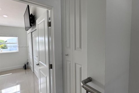 Condo in Miami, Florida, 2 bedrooms № 2074909 - photo 13