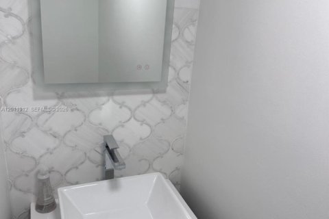 Condo in Miami, Florida, 2 bedrooms № 2074909 - photo 17