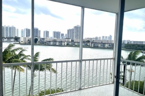 Copropriété à louer à Aventura, Floride: 1 chambre, 71.35 m2 № 2065766 - photo 2