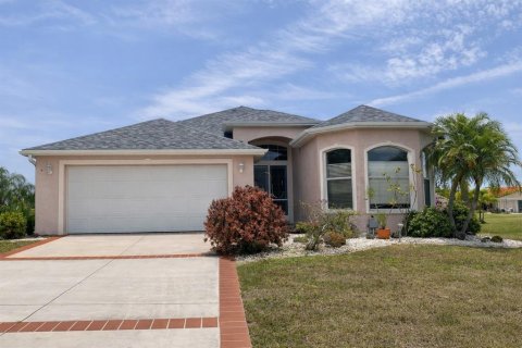 House in Port Charlotte, Florida 3 bedrooms, 140.75 sq.m. № 2217757