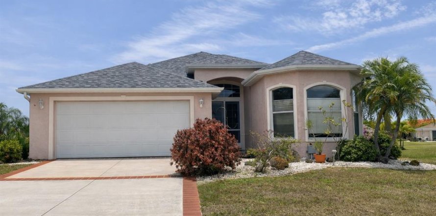 House in Port Charlotte, Florida 3 bedrooms, 140.75 sq.m. № 2217757