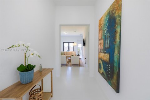 Casa en venta en Miami, Florida, 4 dormitorios № 2382015 - foto 2