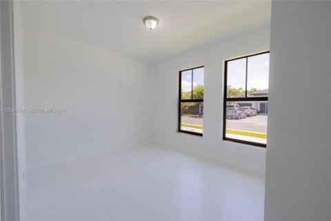 Casa en venta en Miami, Florida, 4 dormitorios № 2382015 - foto 3