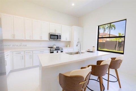 Casa en venta en Miami, Florida, 4 dormitorios № 2382015 - foto 13