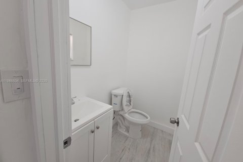 House in Miami, Florida 1 bedroom, 89.19 sq.m. № 2051432 - photo 3