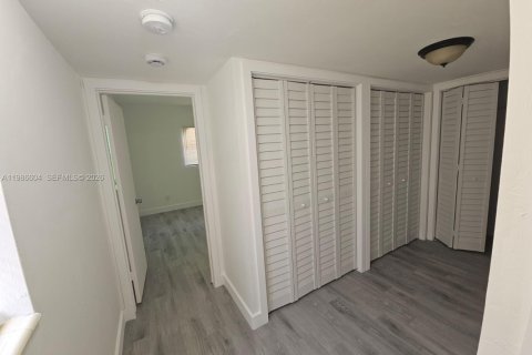 House in Miami, Florida 1 bedroom, 89.19 sq.m. № 2051432 - photo 10