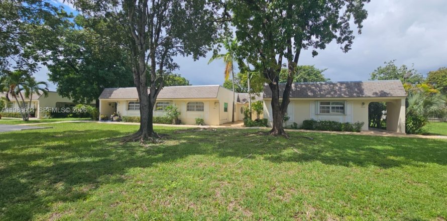 House in Miami, Florida 1 bedroom, 89.19 sq.m. № 2051432