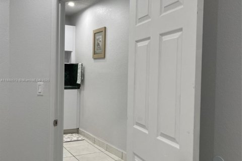 Снять в аренду коммерческую недвижимость в Майами, Флорида 1 спальня, 188.59м2, № 1940996 - фото 18