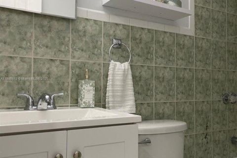 Снять в аренду коммерческую недвижимость в Майами, Флорида 1 спальня, 188.59м2, № 1940996 - фото 17
