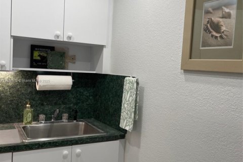 Снять в аренду коммерческую недвижимость в Майами, Флорида 1 спальня, 188.59м2, № 1940996 - фото 22