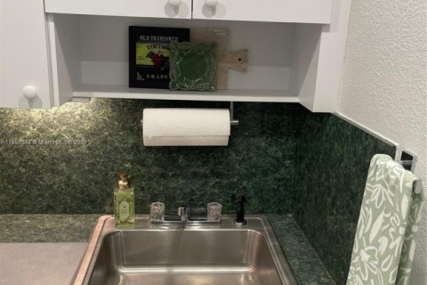 Снять в аренду коммерческую недвижимость в Майами, Флорида 1 спальня, 188.59м2, № 1940996 - фото 20