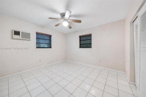 Casa en venta en Miami, Florida, 3 dormitorios, 169.83 m2 № 1992281 - foto 9