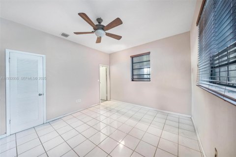 Casa en venta en Miami, Florida, 3 dormitorios, 169.83 m2 № 1992281 - foto 12