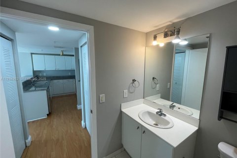 Condominio en alquiler en Miami, Florida, 1 dormitorio, 58.44 m2 № 1993058 - foto 16