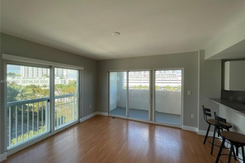 Condominio en alquiler en Miami, Florida, 1 dormitorio, 58.44 m2 № 1993058 - foto 5
