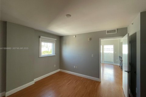 Condominio en alquiler en Miami, Florida, 1 dormitorio, 58.44 m2 № 1993058 - foto 14