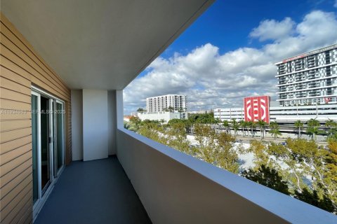 Condominio en alquiler en Miami, Florida, 1 dormitorio, 58.44 m2 № 1993058 - foto 1