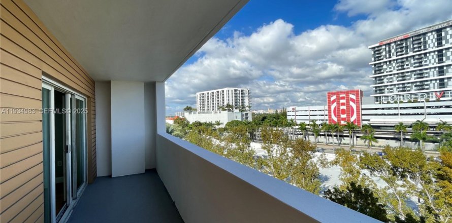 Condominio en Miami, Florida, 1 dormitorio  № 1993058