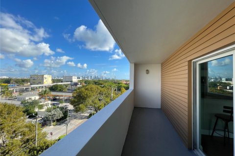 Condominio en alquiler en Miami, Florida, 1 dormitorio, 58.44 m2 № 1993058 - foto 2