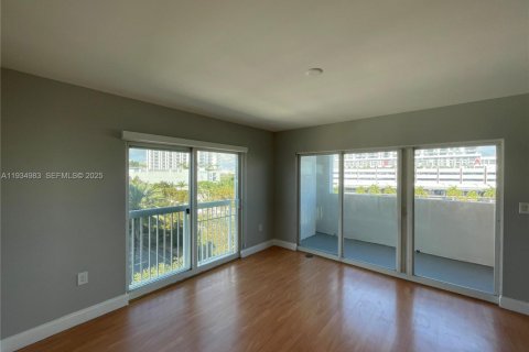 Condominio en alquiler en Miami, Florida, 1 dormitorio, 58.44 m2 № 1993058 - foto 4