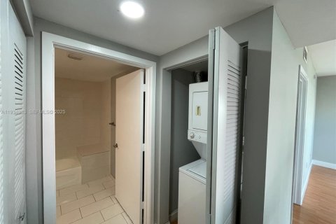 Condominio en alquiler en Miami, Florida, 1 dormitorio, 58.44 m2 № 1993058 - foto 18