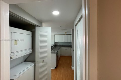 Condominio en alquiler en Miami, Florida, 1 dormitorio, 58.44 m2 № 1993058 - foto 17