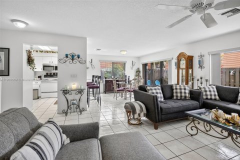 Townhouse in Davie, Florida 3 bedrooms, 153.1 sq.m. № 1965101 - photo 7