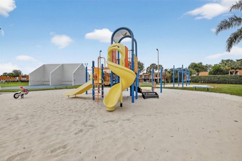 Townhouse in Davie, Florida 3 bedrooms, 153.1 sq.m. № 1965101 - photo 27