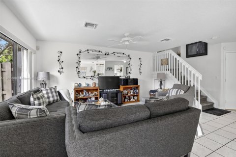 Townhouse in Davie, Florida 3 bedrooms, 153.1 sq.m. № 1965101 - photo 9